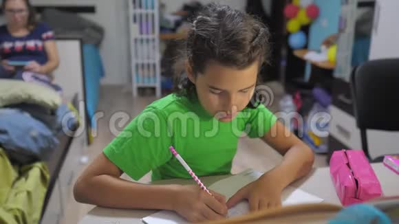 小女孩女儿做作业教育课学校慢动作视频准备生活方式回到学校视频的预览图