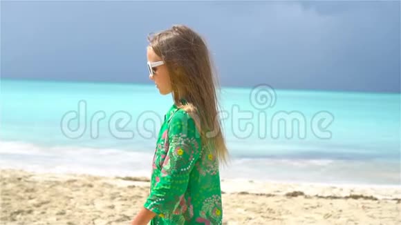 可爱的小女孩在加勒比海岛的海滩上玩得很开心视频的预览图