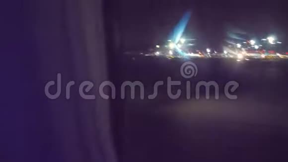 在机场降落起飞飞机飞行概念2飞机夜间起飞时的生活方式视频的预览图