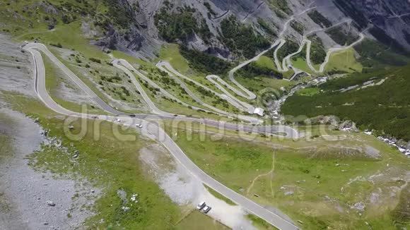 通往意大利的斯特尔维奥山口的路令人惊叹的山弯空中景色创造了美丽的形状视频的预览图