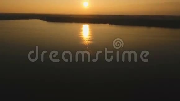 日落在湖面上空中录像视频的预览图