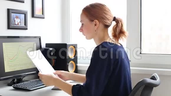 在办公室用电脑工作的女人视频的预览图