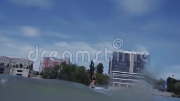一个年轻人正在湖边骑着一辆水力摩托车视频的预览图