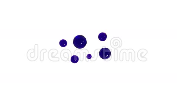 紫色的水滴在缓慢的运动中落下并扩散透明液体视频的预览图