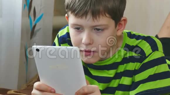 少年玩平板电脑游戏上网视频的预览图