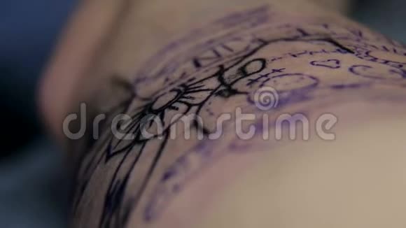 专业纹身师在工作室做纹身视频的预览图