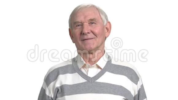 老人被隔离在白色背景上视频的预览图