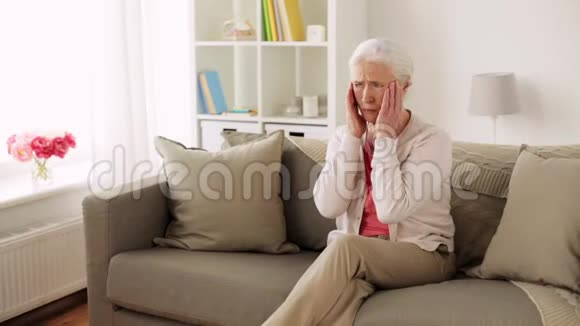老年妇女头痛视频的预览图