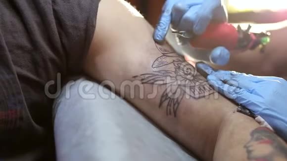 专业纹身师在工作室做纹身视频的预览图