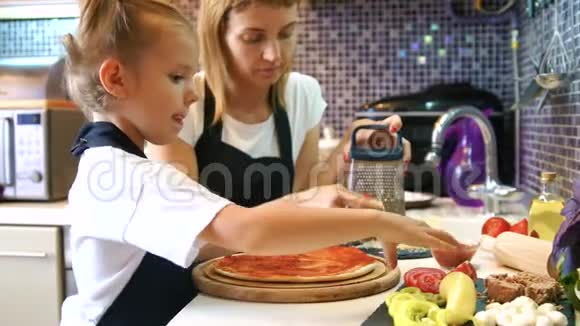 女人和小女孩一起做饭视频的预览图