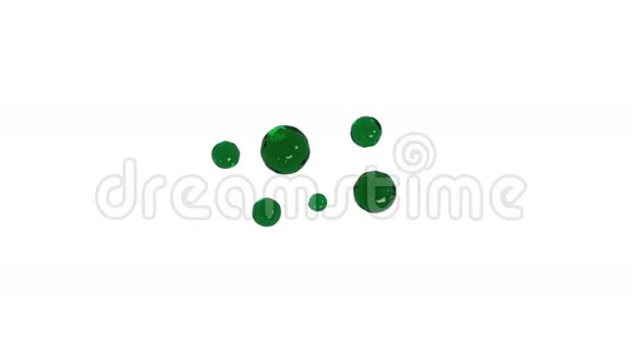 绿色的水滴在缓慢的运动中落下和扩散透明液体视频的预览图