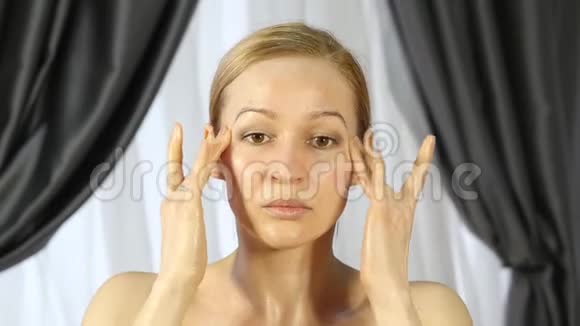 金发女人在办公室做自我按摩抗衰老面部按摩日常面部健身和面部建设视频的预览图