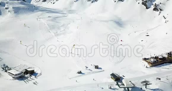 美丽的意大利阿尔卑斯山雪山景观滑雪胜地4k视频的预览图