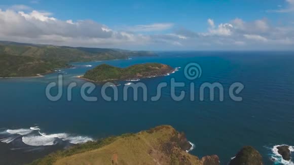 带有热带岛屿的海景岩石和波浪菲律宾卡坦杜内斯视频的预览图