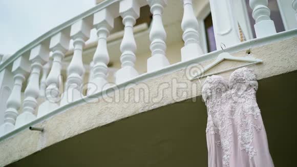 阳台上的婚纱视频的预览图