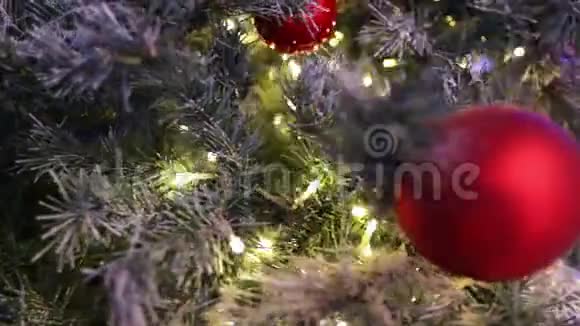 圣诞树上有玩具圣诞树上有灯圣诞树上有花环闪烁着灯光视频的预览图