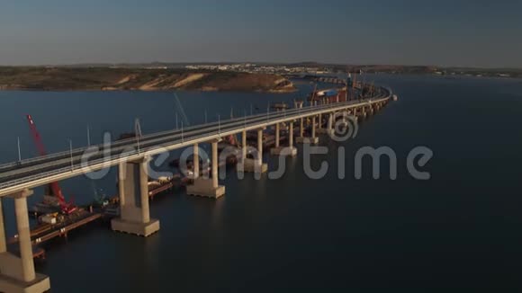 喀尔奇俄罗斯2018年5月16日克里米亚大桥的鸟瞰图克尔奇大桥俗称克尔奇海峡大桥视频的预览图