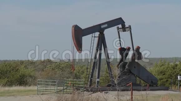 俄克拉荷马州农村的油泵油泵千斤顶视频的预览图
