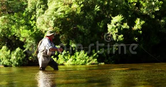 人类在河里钓鱼视频的预览图