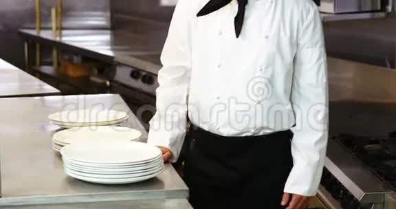 一位厨师对着镜头微笑视频的预览图