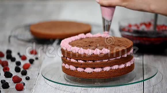 糖果师正在装饰巧克力蛋糕视频的预览图