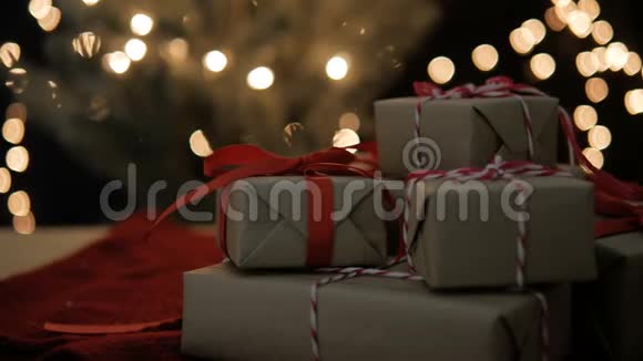 新年和圣诞礼品盒并配有摇灯视频的预览图