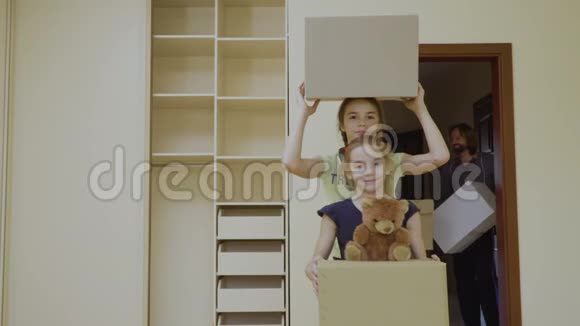 新房子里有盒子的幸福家庭视频的预览图