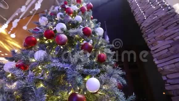 圣诞树上有玩具圣诞树上有灯圣诞树上有花环闪烁着灯光视频的预览图