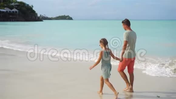 热带海滩度假期间的小女孩和爸爸视频的预览图