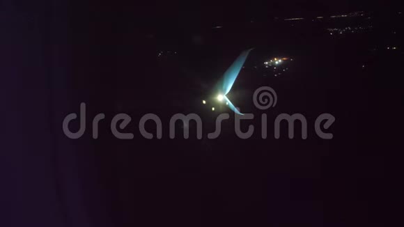起飞飞机飞行生活方式理念飞机晚上在机场跑道起飞从视频的预览图