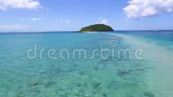 广阔的蓝色海洋和岛屿视频的预览图