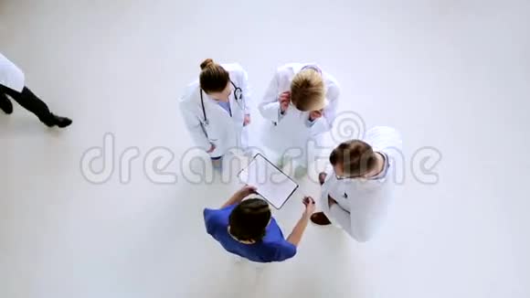 一组医生在医院讨论心脏电图视频的预览图