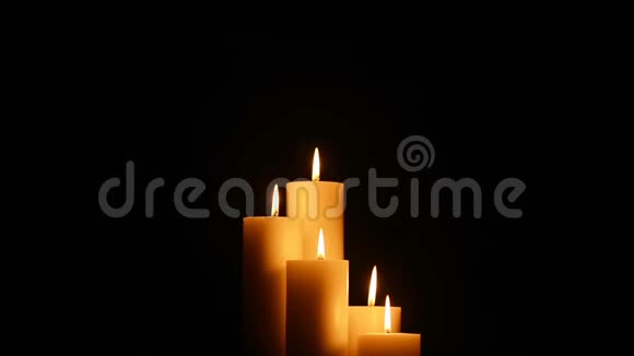 感恩节情人节生日快乐纪念节日圣诞节和浪漫的黑暗背景蜡烛视频的预览图