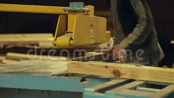 木工圆锯工作视频的预览图
