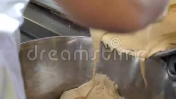 手浇奶油糕点视频的预览图