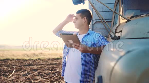 聪明的农业司机男子农民司机站在卡车附近的数字平板电脑慢动作视频肖像视频的预览图