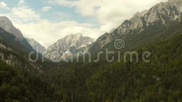 特里格拉夫山脉的空中景色视频的预览图