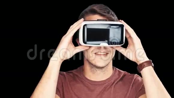 带VR眼镜的年轻人视频的预览图
