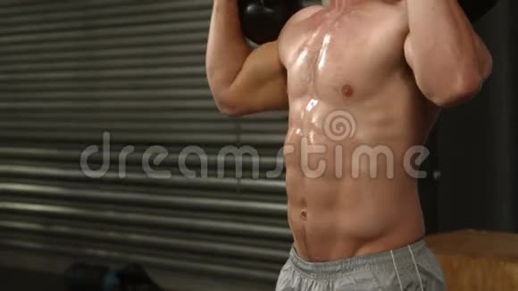 肌肉发达的人举起水壶铃视频的预览图