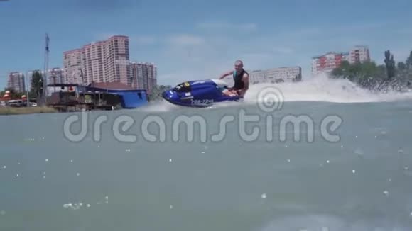 一个年轻人正在湖边骑着一辆水力摩托车视频的预览图