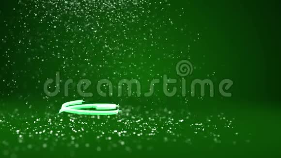 绿色圣诞树从发光发亮的粒子在左边冬季主题圣诞或新年背景与复制空间视频的预览图