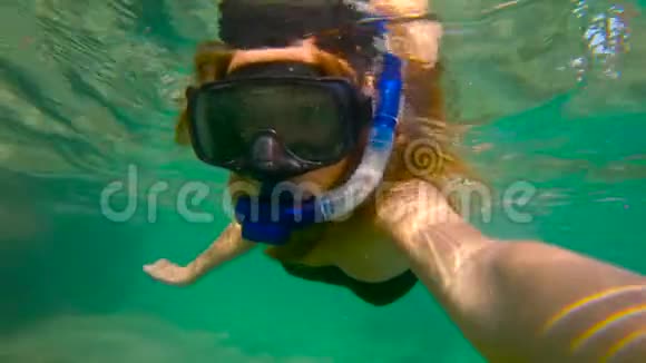 一个年轻女子在海里浮潜的慢镜头视频的预览图