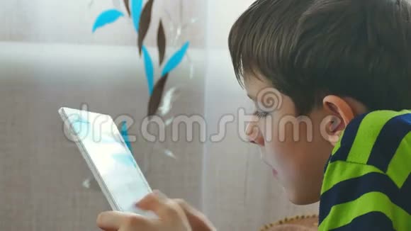 少年玩平板电脑游戏视频的预览图