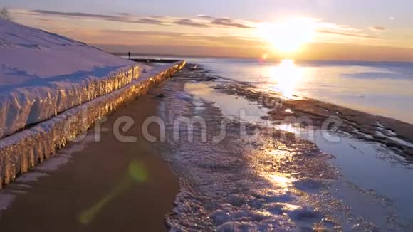 冬天寒冷的波罗的海和冰冷的海滩视频的预览图