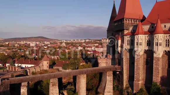 中世纪科文城堡的鸟瞰图视频的预览图