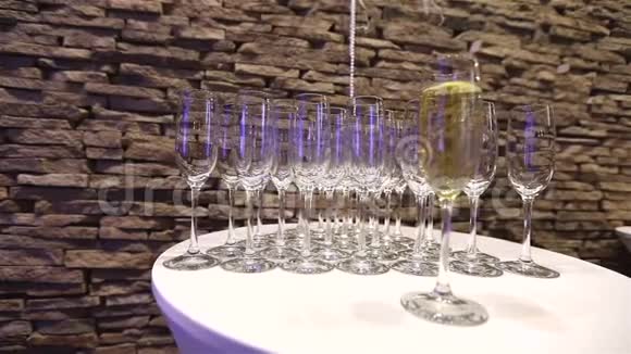 酒杯中的香槟餐厅餐厅内部自助餐桌特写视频的预览图