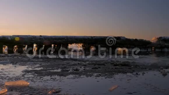 冬天寒冷的波罗的海和冰冷的海滩视频的预览图