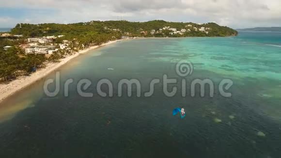 在菲律宾长滩岛和布拉博格长滩岛进行风筝冲浪视频的预览图