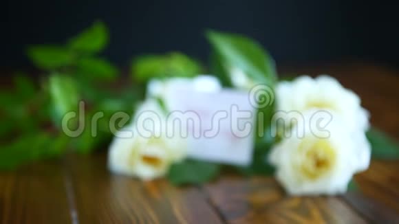 美丽的白色盛开的玫瑰视频的预览图