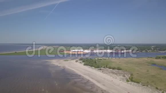 波罗的海海岸海滩Parnu爱沙尼亚航空无人机顶部4KUHD视频视频的预览图